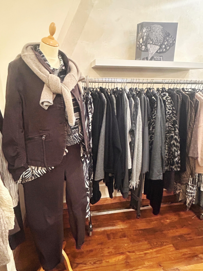 Présentation des vêtements en lin et soie de la marque Grizas.