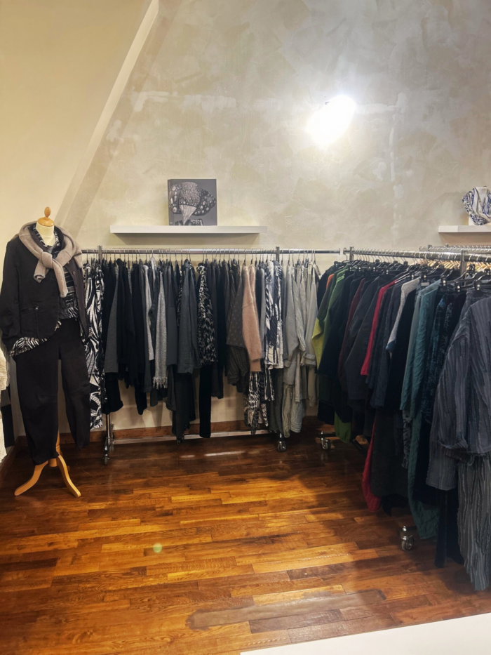 Textures froissées et teintes naturelles des créations Grizas.