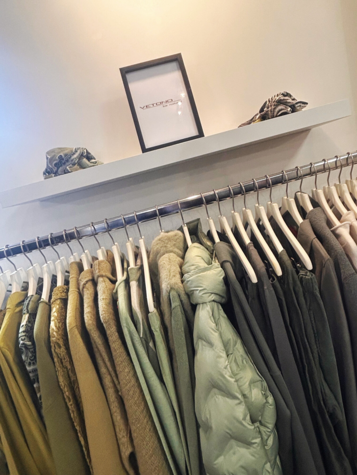 Zoom sur les matières naturelles et les coupes épurées de Vetono.