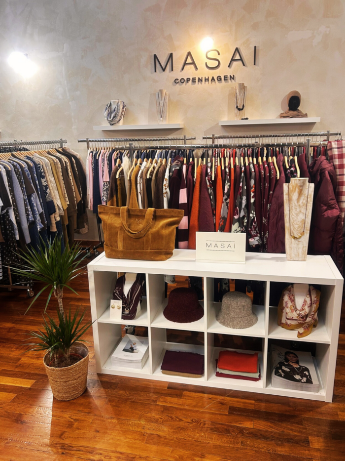 Sélection de tuniques et robes Masai dans notre espace mode