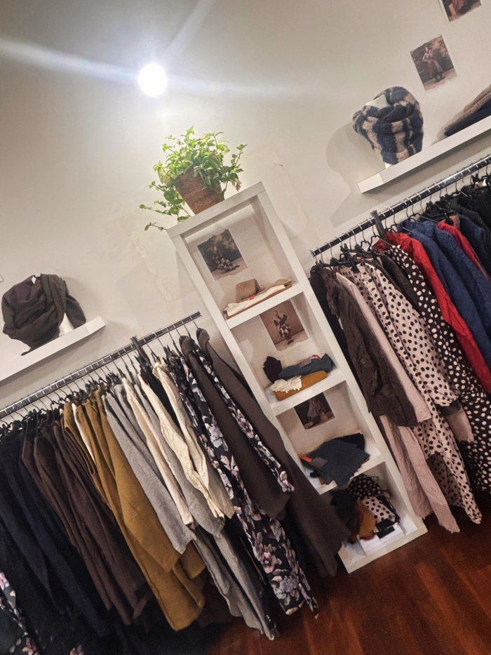 Détails de dentelles et superpositions de cotonnades Ewa i Walla.