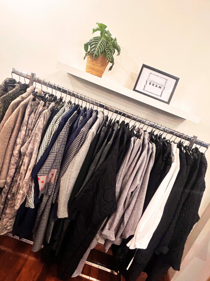 Pantalons et vestes de créateurs par Gershon Bram.