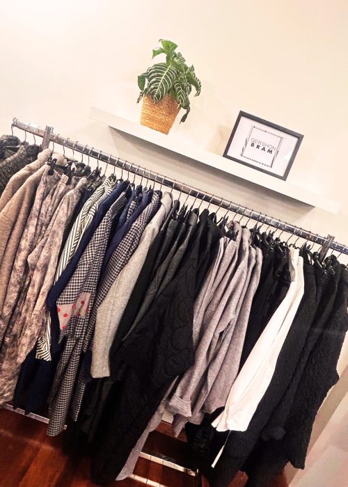 Pantalons et vestes de créateurs par Gershon Bram.